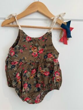 Floral Baby Romper 6-12month, tie straps and 2 bows